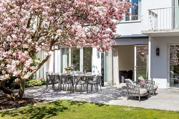 Watch video: High-class designer townhouse with generous space and fantastic south-facing garden