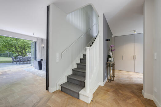 Entrance area with checkroom