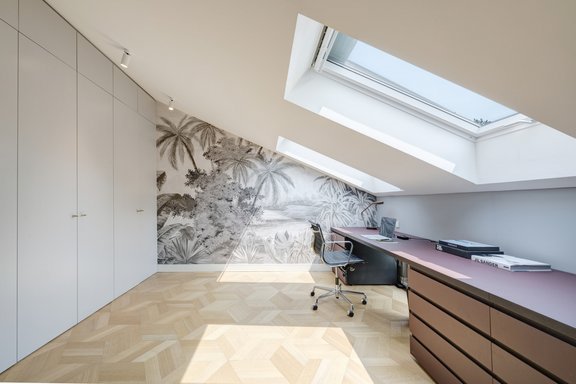 Arbeits-/Gästebereich mit praktischen Einbauten