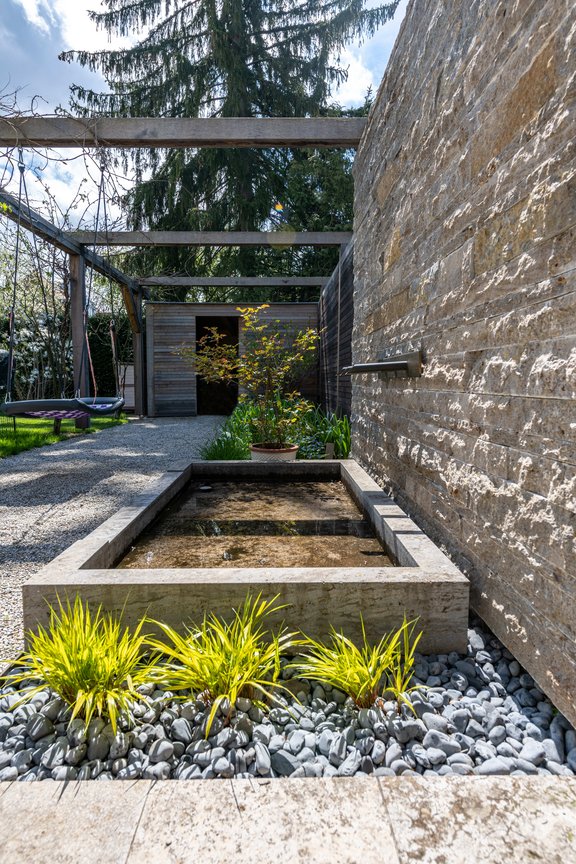 Wandbrunnen und Wasserbecken