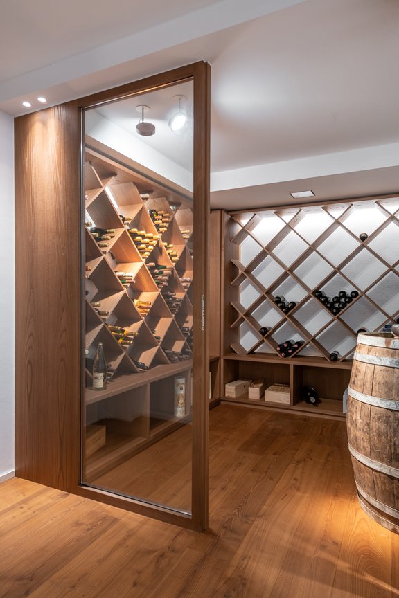 Weinraum mit Regalen