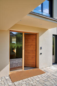 Attractive entrance area