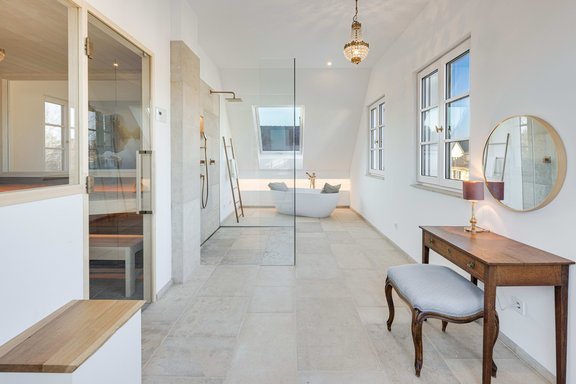 Lichterfülltes Masterbad