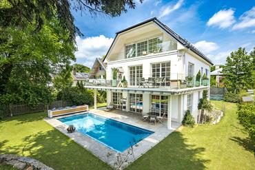 Rarität in bester Gräfelfinger Villenlage mit Pool, Panorama-Kamin & Spa