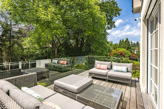 Sonnenterrasse im Grünen