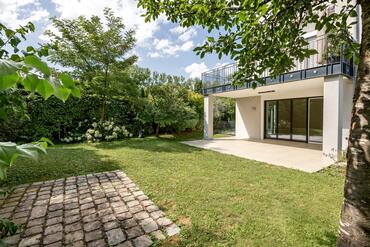 Hochklassiges, modernes 4-Zimmer-Domizil mit privatem Garten-Paradies und wohnlichem Hobbybereich