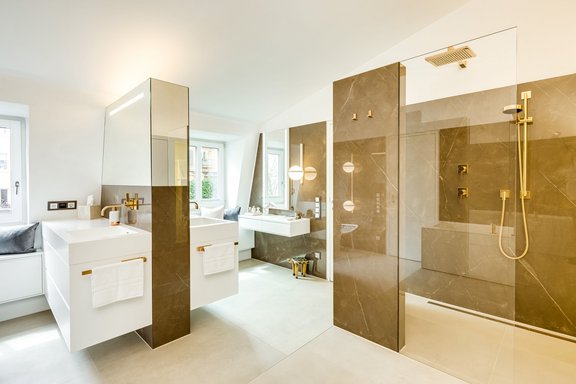 Elegantes Masterbad von 2019