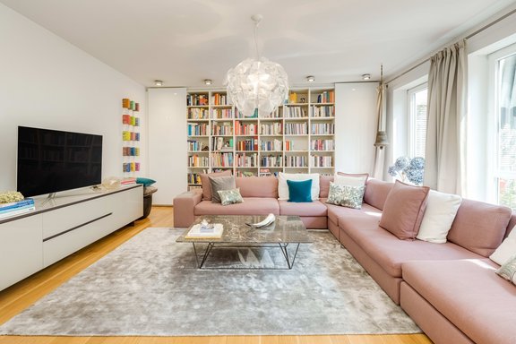 Weiße Bibliothekseinbauten