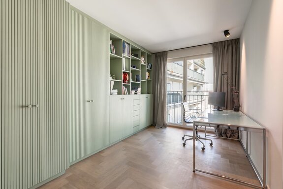 Arbeitszimmer mit Maßeinbauten