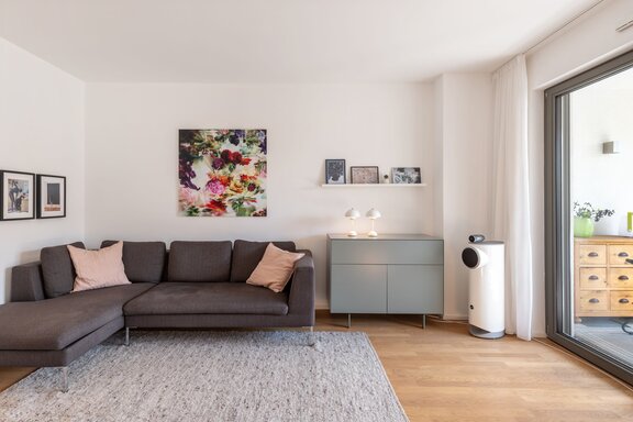 Wohnzimmer mit Zugang zur Loggia
