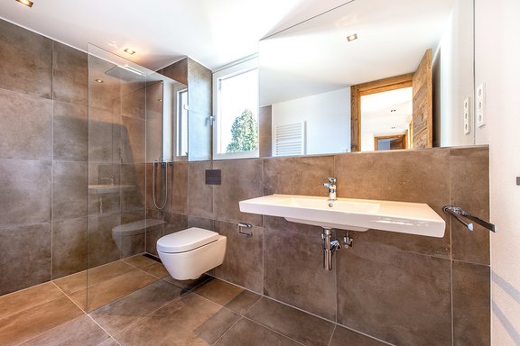 Shower bath in the 1 OG with anthracite-coloured fine stone