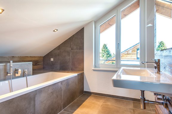 Wellness bathroom en suite with bathtub and shower