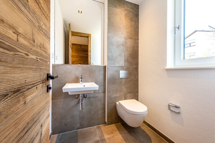 Gäste-WC im Erdgeschoss mit Altholz-Innentüre