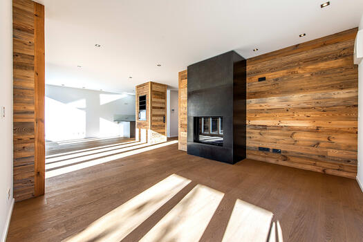 Moderner Wand-Kamin im Wohnbereich