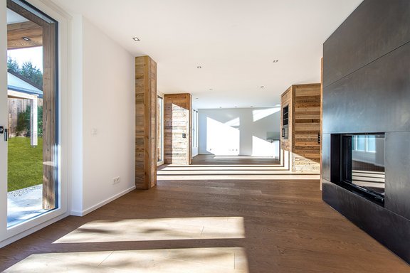 Country house style combined with straightforward modernity