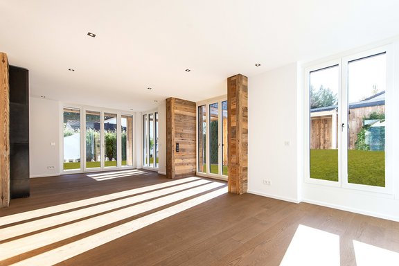 Floor-to-ceiling glass fronts unite inside and outside