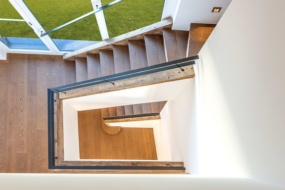 Impressive air space from the entrée to the ground floor