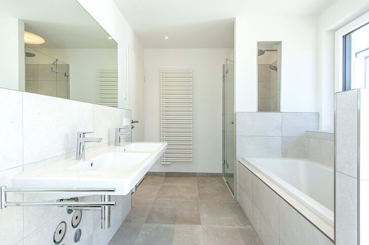 Badezimmer mit hochwertigen Porcelanosa-Fliesen