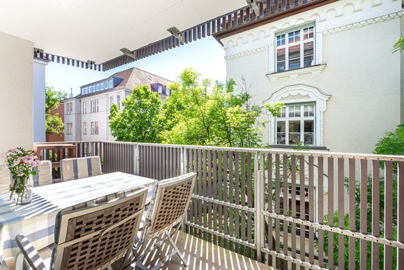 Westbalkon mit Essplatz