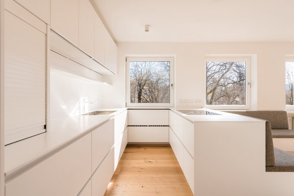Custom-made kitchen with brand-name appliances