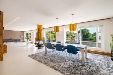 Hochwertig möblierte Penthouse-Wohnung mit blickgeschützter Dachterrasse