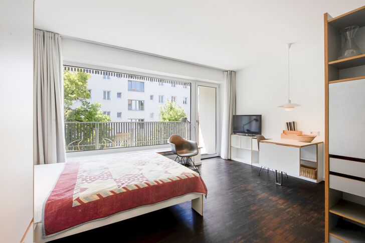 Wohnraum mit Zugang zum Balkon