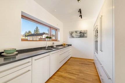 Zeitlose Schreiner-Einbauküche