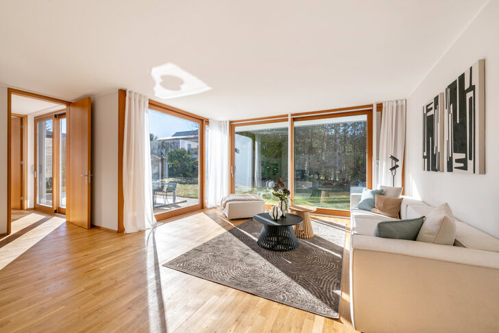 Lichterfülltes Wohnzimmer mit Blick ins Grüne