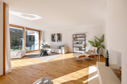 Großzügiger Wohnbereich mit Kamin