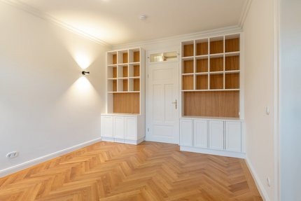 Wohnzimmer mit Schreinereinbauten