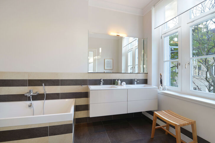 Lichterfülltes Hauptbad mit Dusche und Badewanne