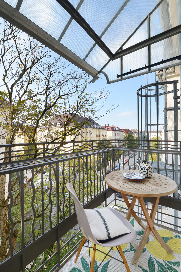 Einladender Westbalkon mit Blick auf die schönsten Straßen Schwabings
