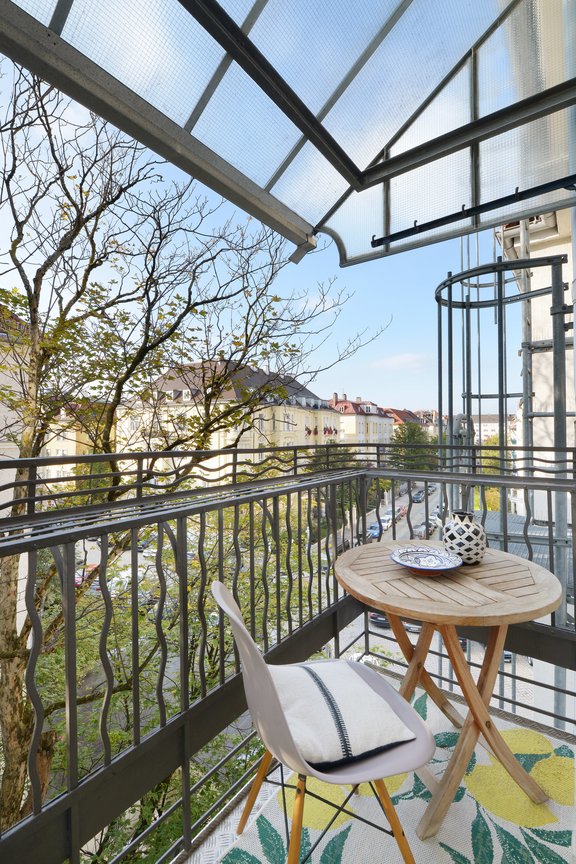 Einladender Westbalkon mit Blick auf die schönsten Straßen Schwabings