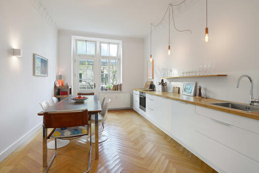Wohnküche mit Balkon