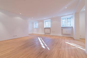 High-quality renovated three-room basement apartment directly at the English Garden