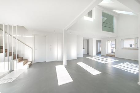 High quality renovated penthouse apartment with roof terrace in prime location