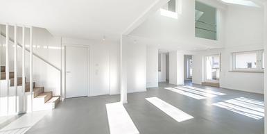 High quality renovated penthouse apartment with roof terrace in prime location