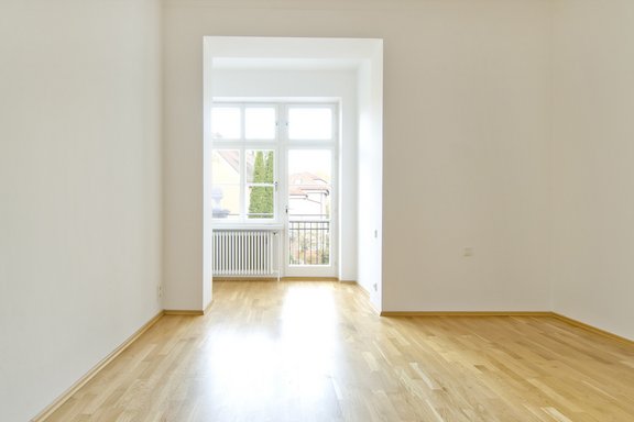 Schlafzimmer mit Balkon zur Gartenseite