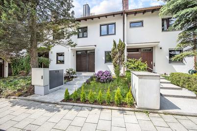 High quality renovated row house with 5 rooms, fireplace and sunny garden in quiet location