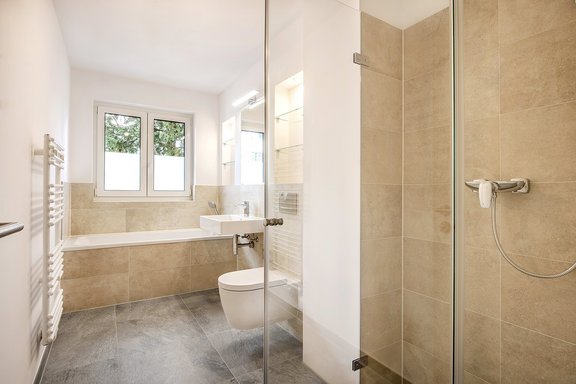 Badezimmer mit Feinsteinfliesen