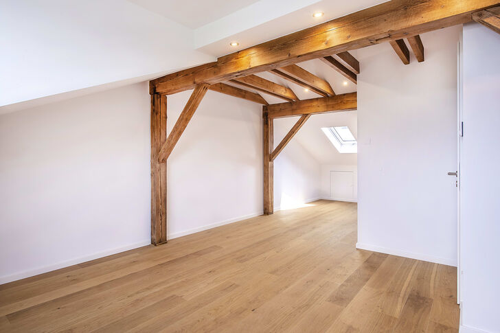 Dachspitz mit originalem Dachgebälk