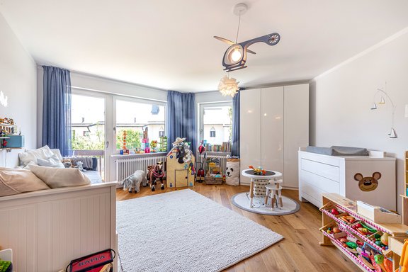 Kinderzimmer mit Süd-Balkon