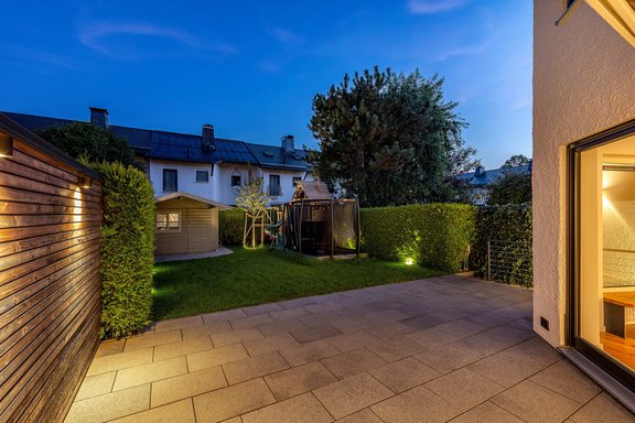 Gartenansicht bei Nacht