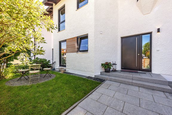 Hauseingang mit Freisitz