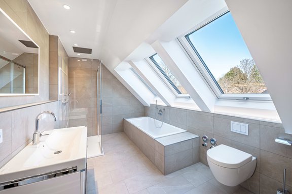 Komfortables, helles Masterbad