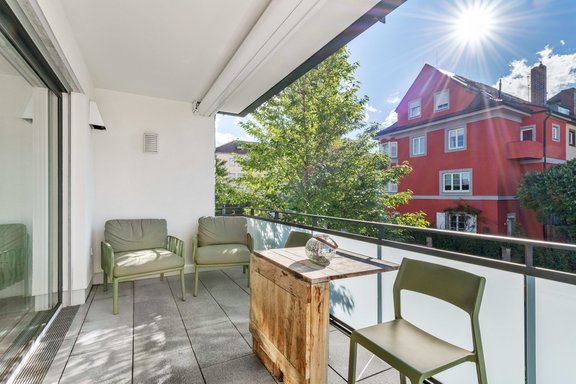 Geschützte Westloggia