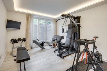Fitnessbereich mit angrenzendem Duschbad
