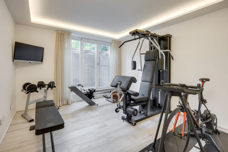 Fitnessbereich mit angrenzendem Duschbad