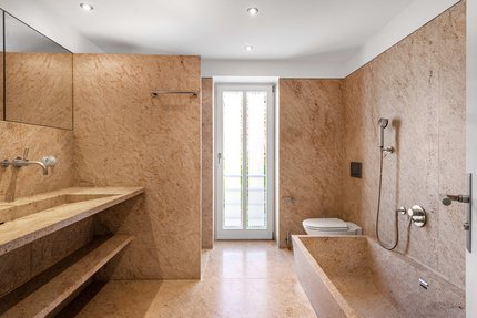 Zeitloses Naturstein-Bad