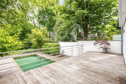 Großzügige Holzterrasse